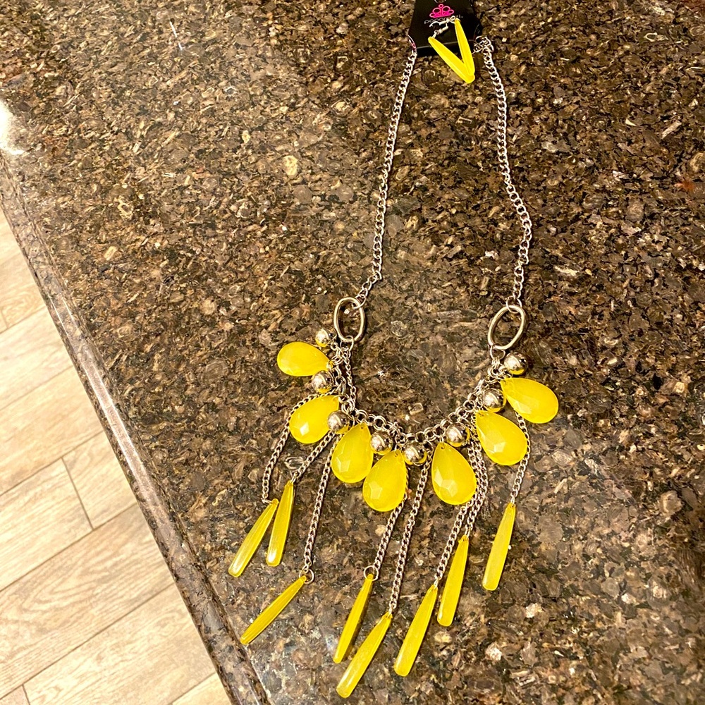 costume jewelry. Necklace and matching earring NWT